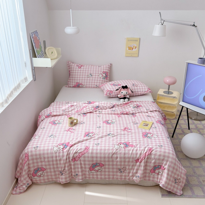 91家纺网 家纺一手货源 找家纺 木堇家居 2024新款三丽欧A类针织棉10%大豆纤维嵌绳款夏被 粉格美乐蒂