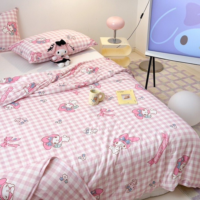 91家纺网 家纺一手货源 找家纺 木堇家居 2024新款三丽欧A类针织棉10%大豆纤维嵌绳款夏被 粉格美乐蒂