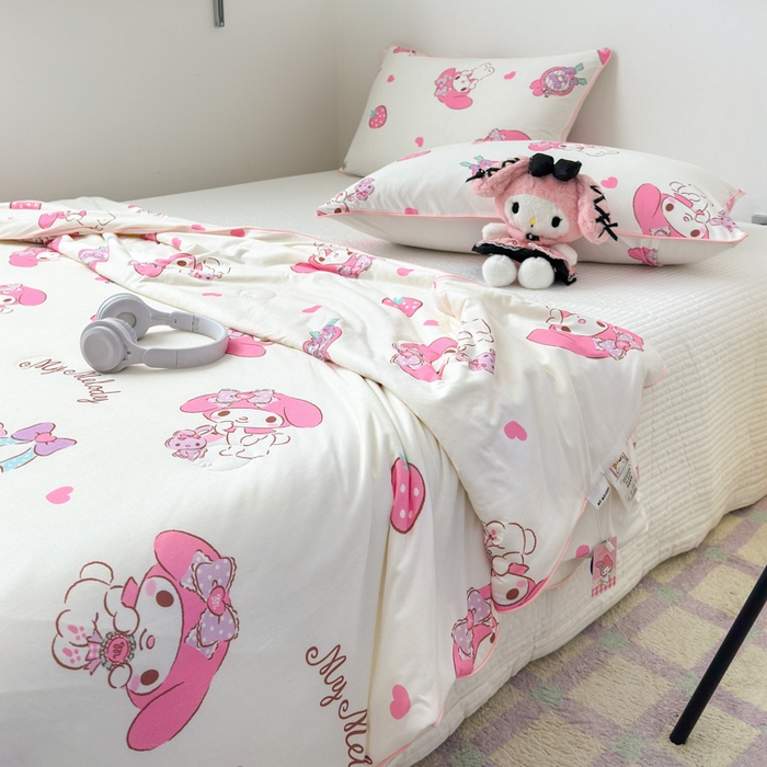 91家纺网 家纺一手货源 找家纺 木堇家居 2024新款三丽欧A类针织棉10%大豆纤维嵌绳款夏被 草莓美乐蒂