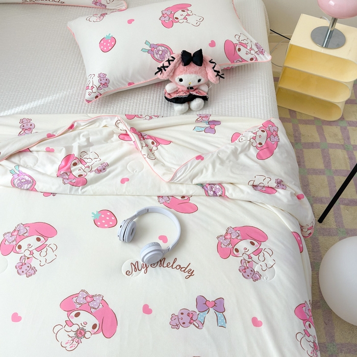 91家纺网 家纺一手货源 找家纺 木堇家居 2024新款三丽欧A类针织棉10%大豆纤维嵌绳款夏被 草莓美乐蒂