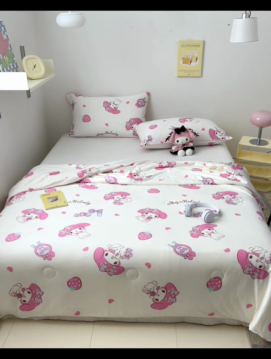 91家纺网 家纺一手货源 找家纺 木堇家居 2024新款三丽欧A类针织棉10%大豆纤维嵌绳款夏被 草莓美乐蒂