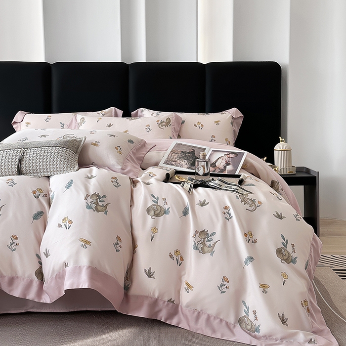 91家纺网 家纺一手货源 找家纺 娇逸家居 2025新款50支莱赛尔数码印花宽边拼角天丝四件套（可搭配同系列夏被和床盖） 乖乖龙