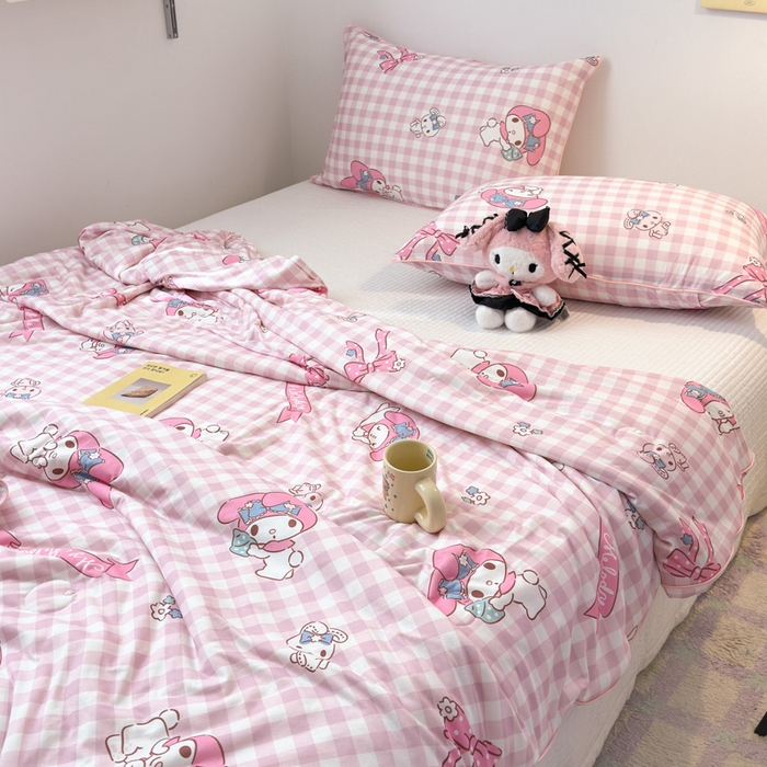 91家纺网 家纺一手货源 找家纺 木堇家居 2024新款三丽欧A类针织棉10%大豆纤维嵌绳款夏被 粉格美乐蒂