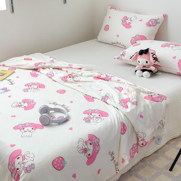 91家纺网 家纺一手货源 找家纺 木堇家居 2024新款三丽欧A类针织棉10%大豆纤维嵌绳款夏被 草莓美乐蒂