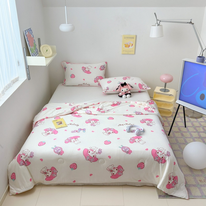 91家纺网 家纺一手货源 找家纺 木堇家居 2024新款三丽欧A类针织棉10%大豆纤维嵌绳款夏被 草莓美乐蒂