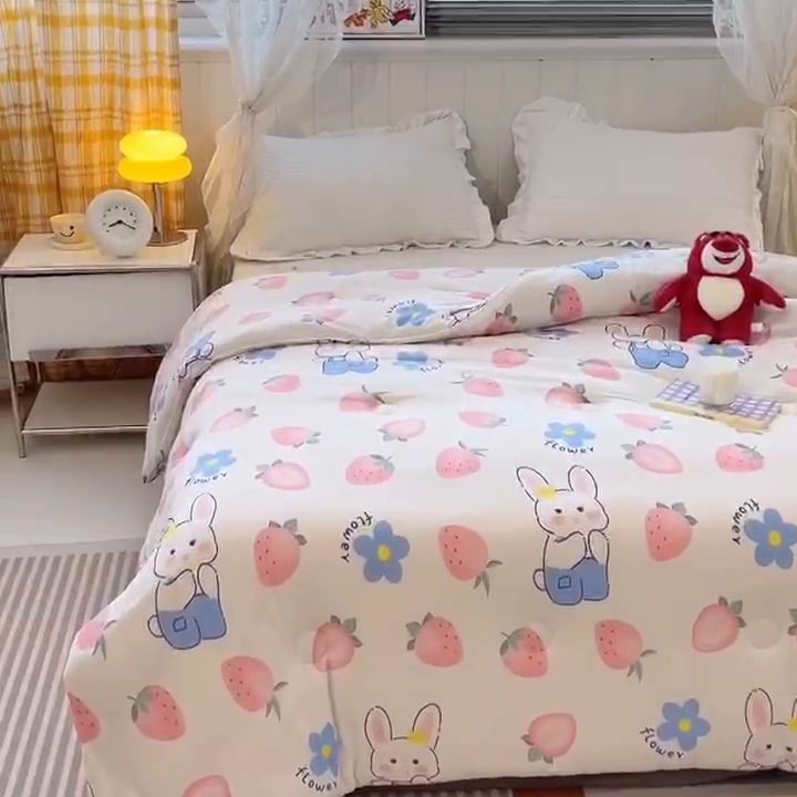 91家纺网 家纺一手货源 找家纺 眠优居 2024新款A类针织棉大豆纤维夏被 草莓兔