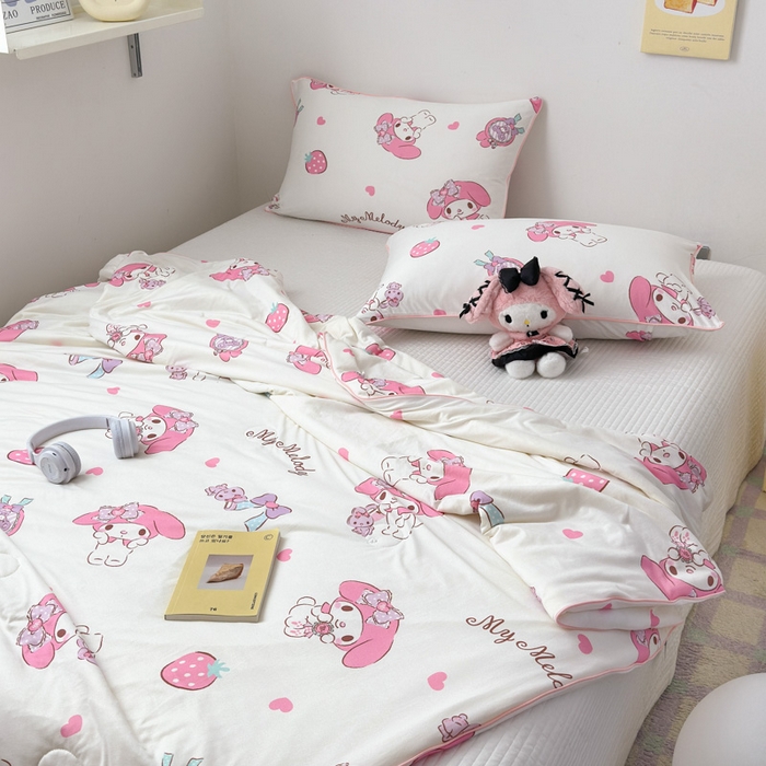 91家纺网 家纺一手货源 找家纺 木堇家居 2024新款三丽欧A类针织棉10%大豆纤维嵌绳款夏被 草莓美乐蒂