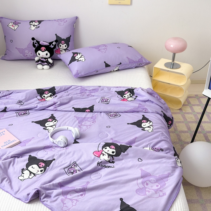 91家纺网 家纺一手货源 找家纺 木堇家居 2024新款三丽欧A类针织棉10%大豆纤维嵌绳款夏被 紫色库洛米