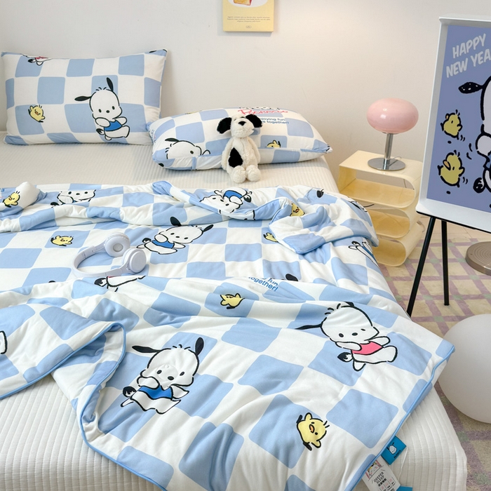 91家纺网 家纺一手货源 找家纺 木堇家居 2024新款三丽欧A类针织棉10%大豆纤维嵌绳款夏被 蓝格帕恰狗