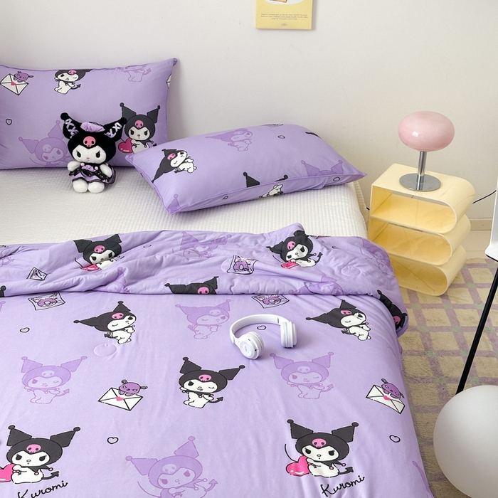 91家纺网 家纺一手货源 找家纺 木堇家居 2024新款三丽欧A类针织棉10%大豆纤维嵌绳款夏被 紫色库洛米