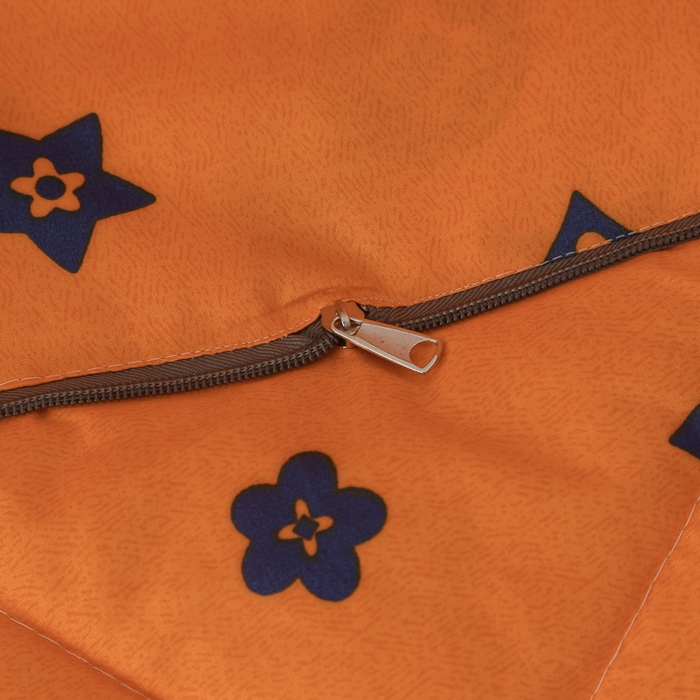 91家纺网 家纺一手货源 找家纺 铭宣家居 2025新增花型 亲肤柔软棉被抱枕被 时尚世家-橙