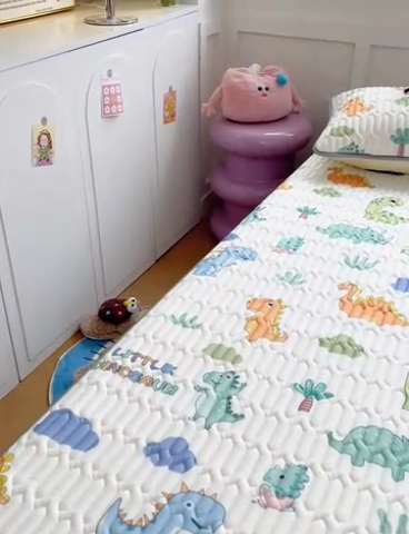 91家纺网 家纺一手货源 找家纺 米帛家纺 2024新款A类凉感丝卡通乳胶凉席-绑带款 繁花