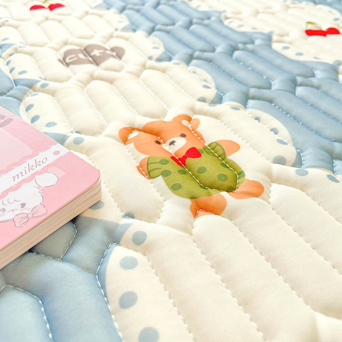 91家纺网 家纺一手货源 找家纺 米帛家纺 2024新款A类凉感丝卡通乳胶凉席-绑带款 小熊伴嫁