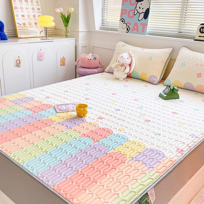 91家纺网 家纺一手货源 找家纺 米帛家纺 2024新款A类凉感丝卡通乳胶凉席-绑带款 雨后彩虹