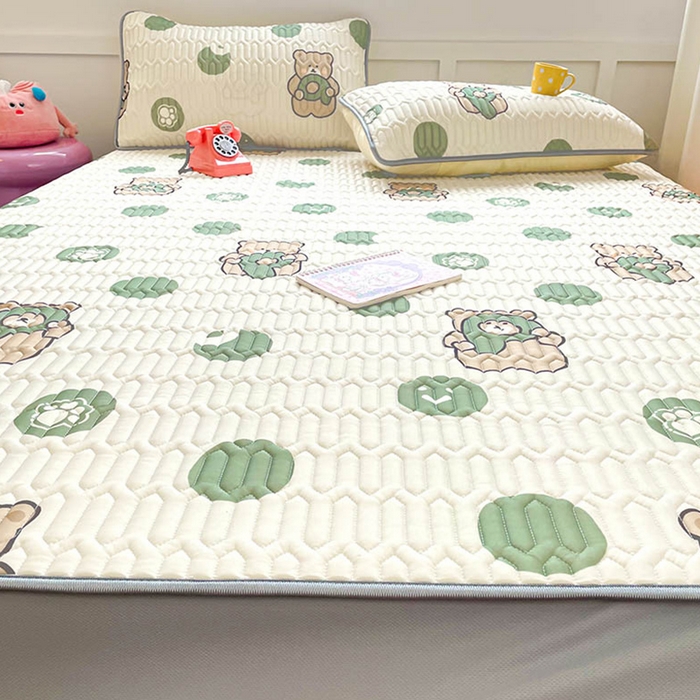 91家纺网 家纺一手货源 找家纺 米帛家纺 2024新款A类凉感丝卡通乳胶凉席-绑带款 字母熊