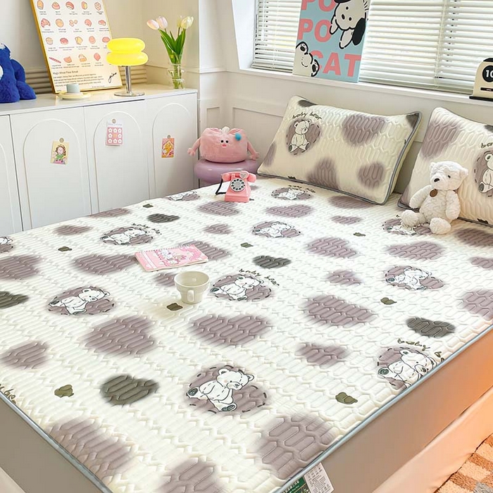 91家纺网 家纺一手货源 找家纺 米帛家纺 2024新款A类凉感丝卡通乳胶凉席-绑带款 爱心熊咖