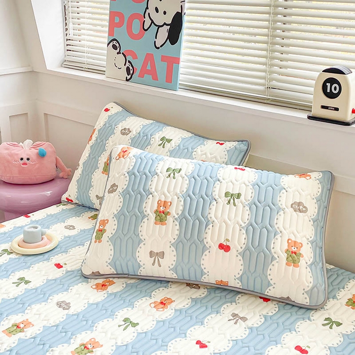 91家纺网 家纺一手货源 找家纺 米帛家纺 2024新款A类凉感丝卡通乳胶凉席-绑带款 小熊伴嫁