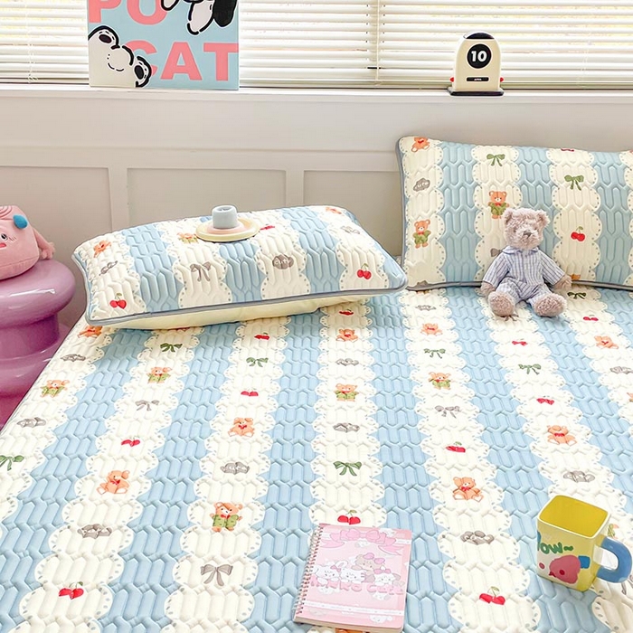 91家纺网 家纺一手货源 找家纺 米帛家纺 2024新款A类凉感丝卡通乳胶凉席-绑带款 小熊伴嫁