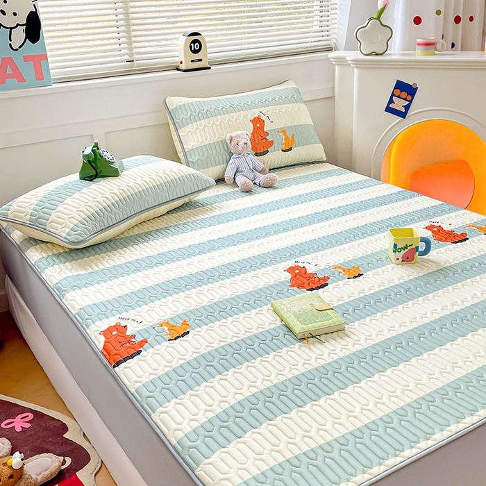 91家纺网 家纺一手货源 找家纺 米帛家纺 2024新款A类凉感丝卡通乳胶凉席-绑带款 条纹熊