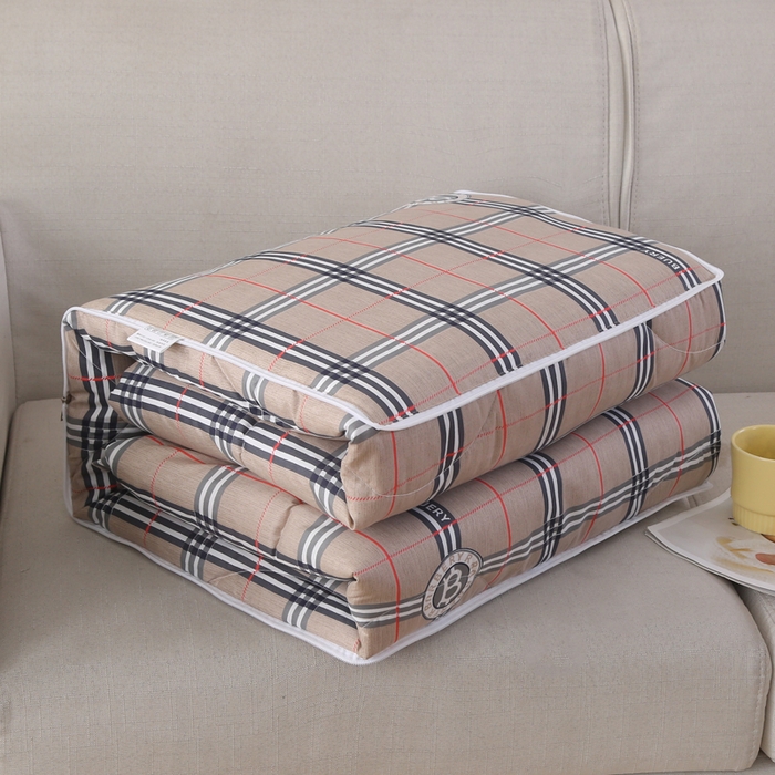 91家纺网 家纺一手货源 找家纺 铭宣家居 2025新增花型 亲肤柔软棉被抱枕被 巴宝莉