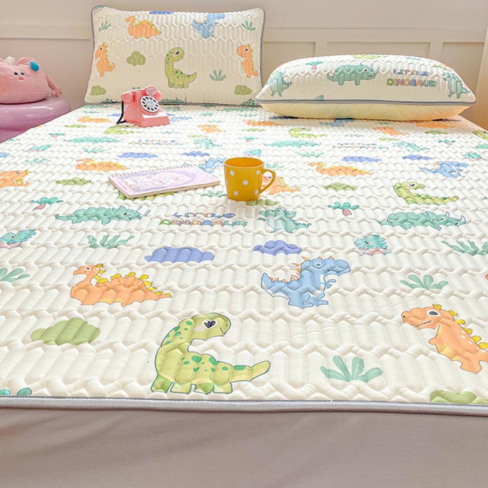 91家纺网 家纺一手货源 找家纺 米帛家纺 2024新款A类凉感丝卡通乳胶凉席-绑带款 童心恐龙