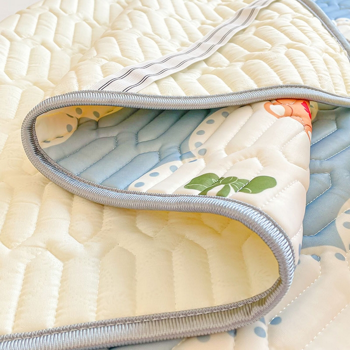 91家纺网 家纺一手货源 找家纺 米帛家纺 2024新款A类凉感丝卡通乳胶凉席-绑带款 小熊伴嫁