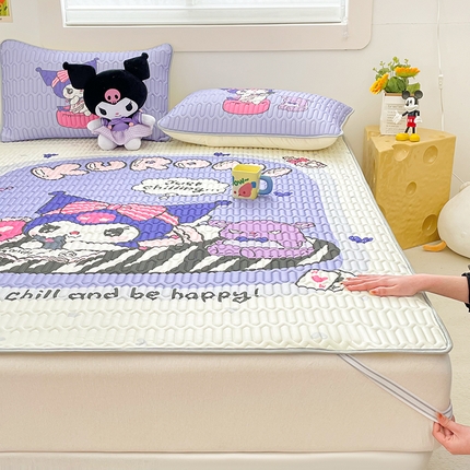 91家纺网 家纺一手货源 找家纺 米帛家纺 2024新款大版三丽鸥A类凉感丝乳胶凉席-绑带款 好学库洛米