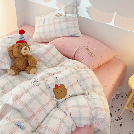 91家纺网 家纺一手货源 找家纺 （总）庭笙 新款A类双股有机棉卡通刺绣时尚纯色格子四件套-嘟嘟熊系列