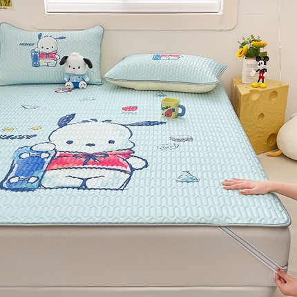 91家纺网 家纺一手货源 找家纺 米帛家纺 2024新款大版三丽鸥A类凉感丝乳胶凉席-绑带款 滑板帕恰狗