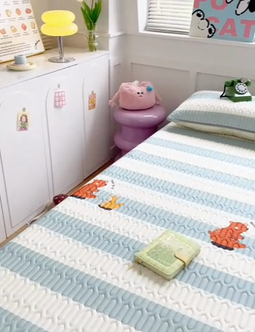 91家纺网 家纺一手货源 找家纺 米帛家纺 2024新款A类凉感丝卡通乳胶凉席-绑带款 条纹熊