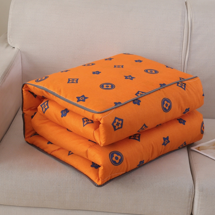 91家纺网 家纺一手货源 找家纺 铭宣家居 2025新增花型 亲肤柔软棉被抱枕被 时尚世家-橙