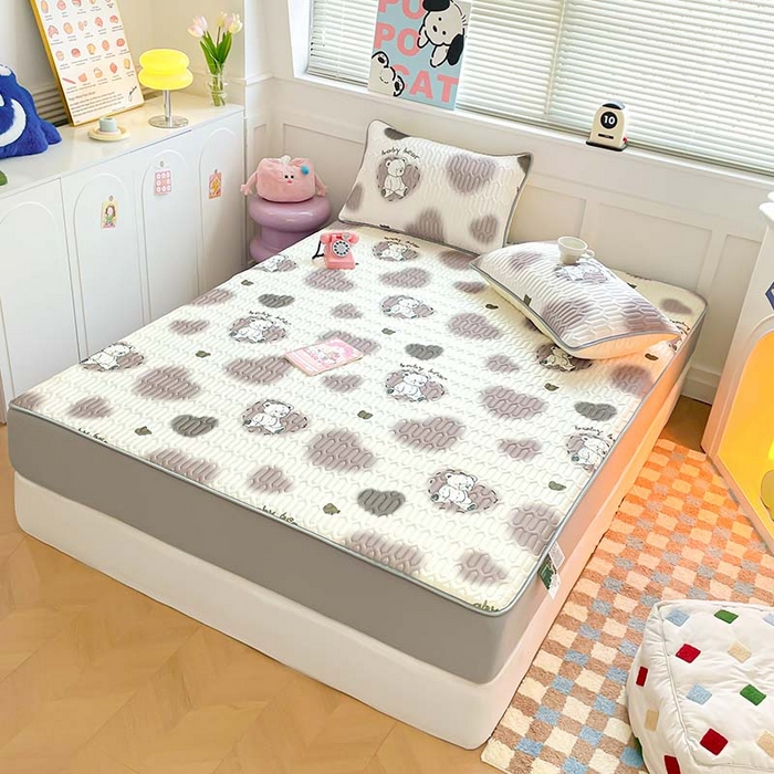 91家纺网 家纺一手货源 找家纺 米帛家纺 2024新款A类凉感丝卡通乳胶凉席-绑带款 爱心熊咖