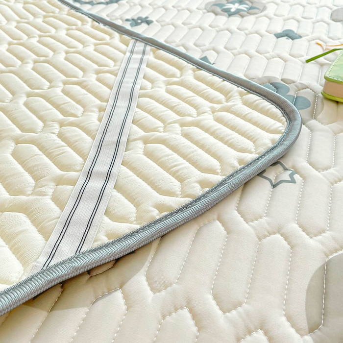 91家纺网 家纺一手货源 找家纺 米帛家纺 2024新款A类凉感丝卡通乳胶凉席-绑带款 波点