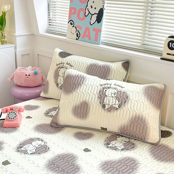 91家纺网 家纺一手货源 找家纺 米帛家纺 2024新款A类凉感丝卡通乳胶凉席-绑带款 爱心熊咖