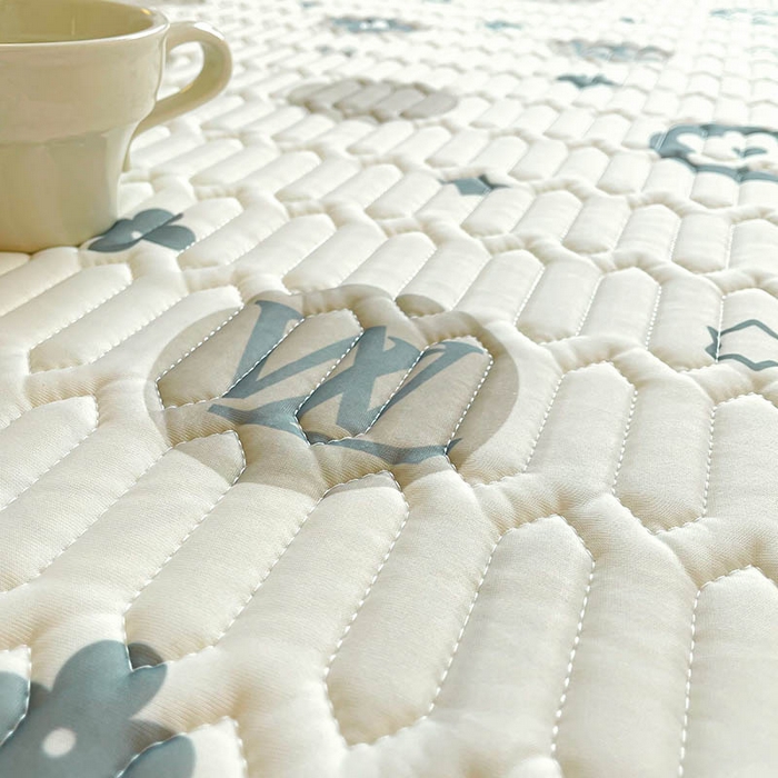 91家纺网 家纺一手货源 找家纺 米帛家纺 2024新款A类凉感丝卡通乳胶凉席-绑带款 波点