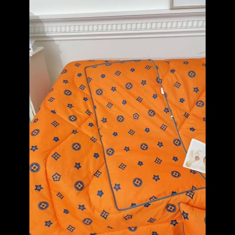 91家纺网 家纺一手货源 找家纺 铭宣家居 2025新增花型 亲肤柔软棉被抱枕被 时尚世家-橙