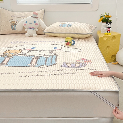 91家纺网 家纺一手货源 找家纺 米帛家纺 2024新款大版三丽鸥A类凉感丝乳胶凉席-绑带款 旅行玉桂狗