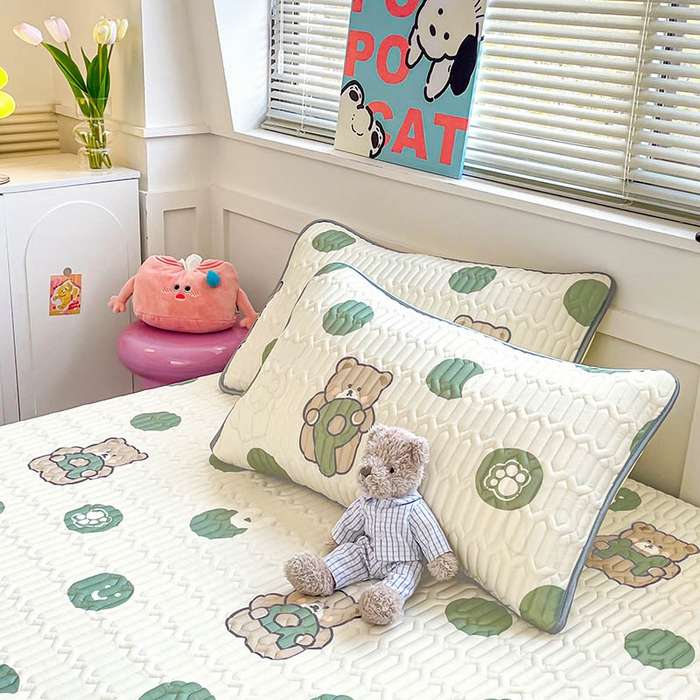 91家纺网 家纺一手货源 找家纺 米帛家纺 2024新款A类凉感丝卡通乳胶凉席-绑带款 字母熊