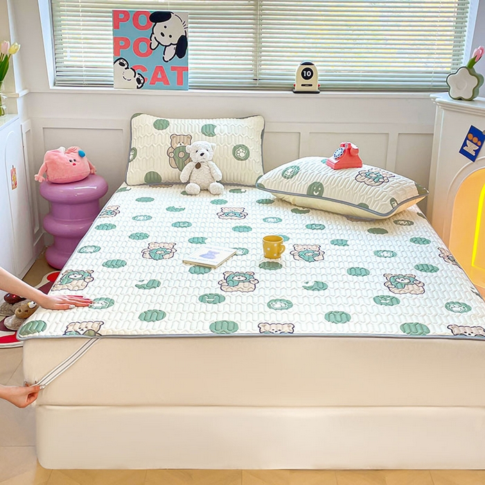 91家纺网 家纺一手货源 找家纺 米帛家纺 2024新款A类凉感丝卡通乳胶凉席-绑带款 字母熊