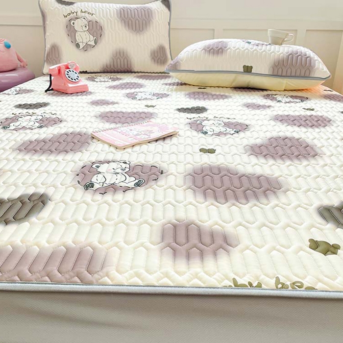 91家纺网 家纺一手货源 找家纺 米帛家纺 2024新款A类凉感丝卡通乳胶凉席-绑带款 爱心熊咖