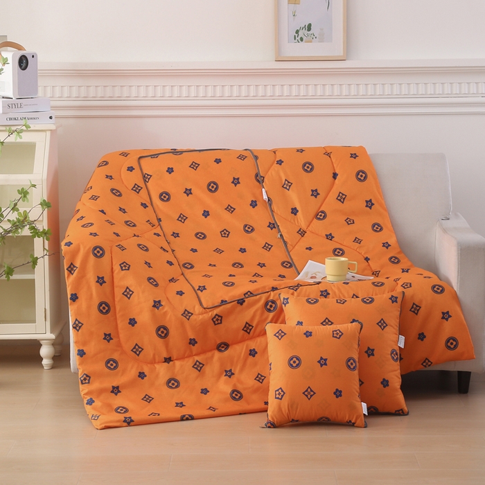 91家纺网 家纺一手货源 找家纺 铭宣家居 2025新增花型 亲肤柔软棉被抱枕被 时尚世家-橙