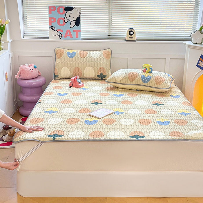 91家纺网 家纺一手货源 找家纺 米帛家纺 2024新款A类凉感丝卡通乳胶凉席-绑带款 莓莓果果咖