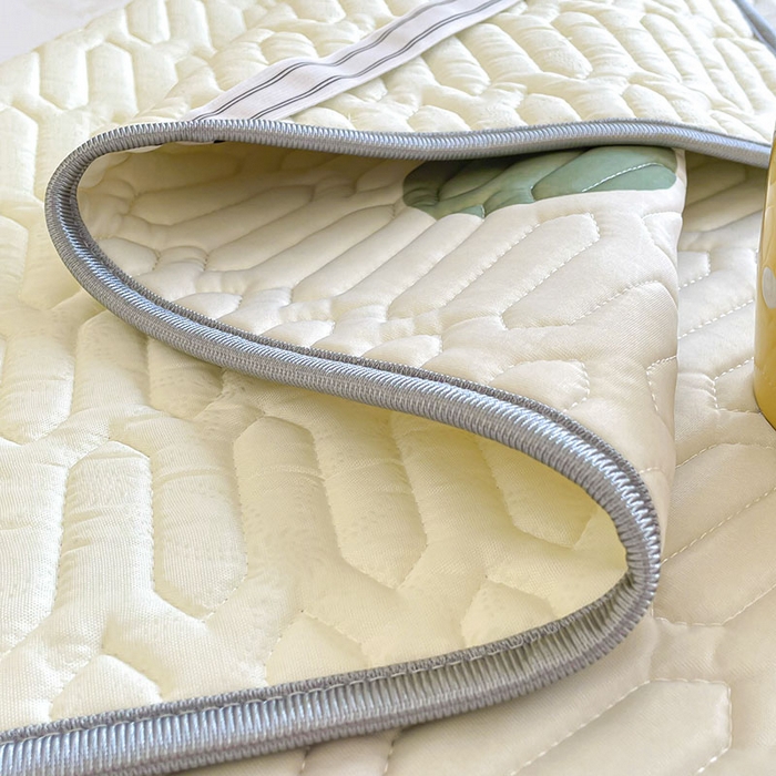 91家纺网 家纺一手货源 找家纺 米帛家纺 2024新款A类凉感丝卡通乳胶凉席-绑带款 字母熊