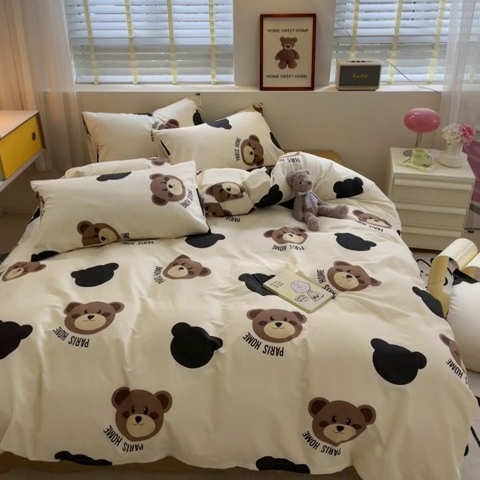 91家纺网 家纺一手货源 找家纺 蓝邻家纺 2024新款全棉印花萌趣类四件套 呆萌熊