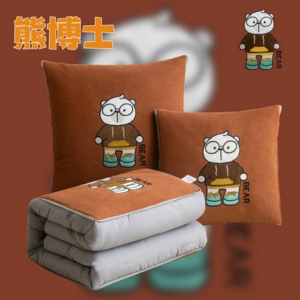 91家纺网 家纺一手货源 找家纺 铭宣家居 2024新款加厚雪花呢贴布绣多功能抱枕被-熊博士 熊博士-焦糖色