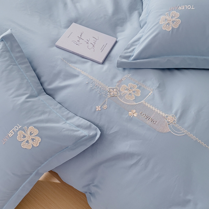 91家纺网 家纺一手货源 找家纺 U品汇 A类全棉色织水洗棉刺绣花四件套纯棉100%床单被套 莫丽-浅蓝