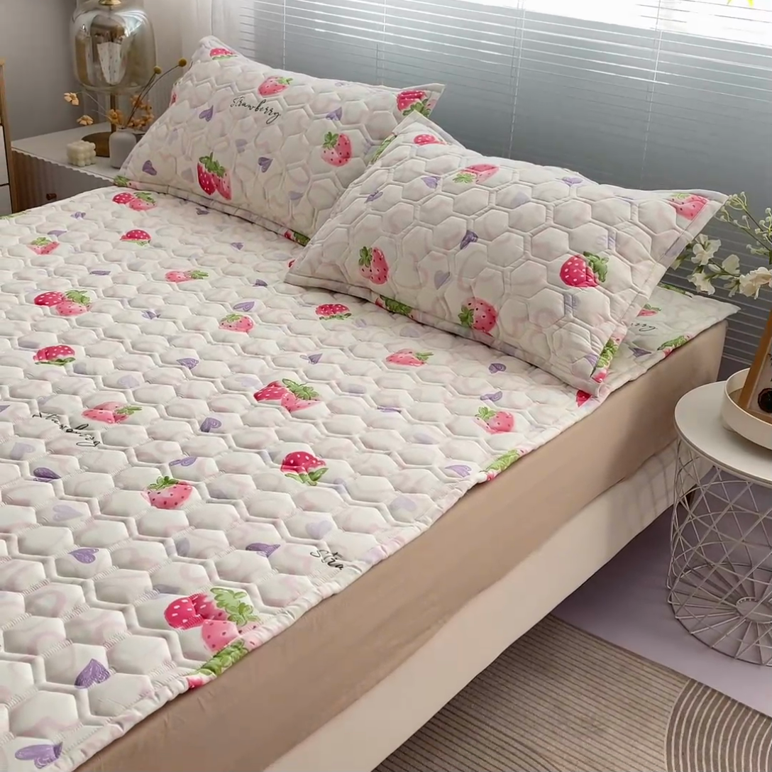 91家纺网 家纺一手货源 找家纺 恋绒家纺 2025新款A类纯棉（隔尿 防水）抗菌软床垫 水晶草莓