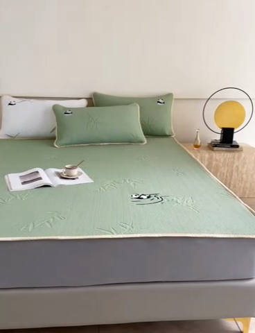 91家纺网 家纺一手货源 找家纺 千朵森 2024新款熊猫A类冰感丝床笠款凉席三件套 绿野仙踪-竹叶青