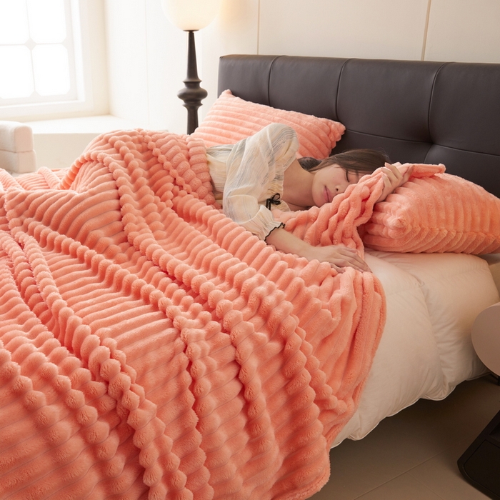 91家纺网 家纺一手货源 找家纺 春妮 2024新款兔毛绒宽抽条毛毯 暖阳橘