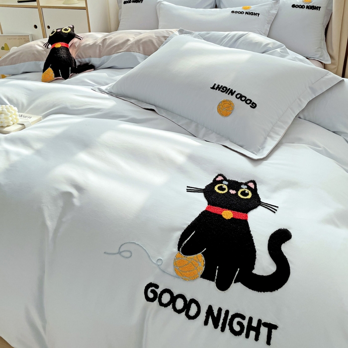 91家纺网 家纺一手货源 找家纺 娜娜 2024新款全棉亲肤舒适毛巾绣卡通系列四件套 可爱猫咪-天空蓝